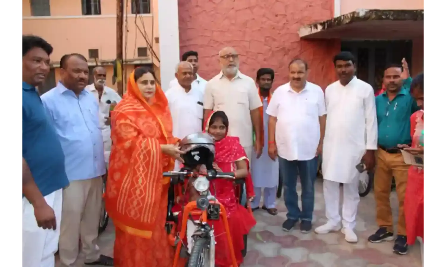 महापौर ने 119 दिव्यांगों को वितरित कीं ई-ट्राइसाइकिल