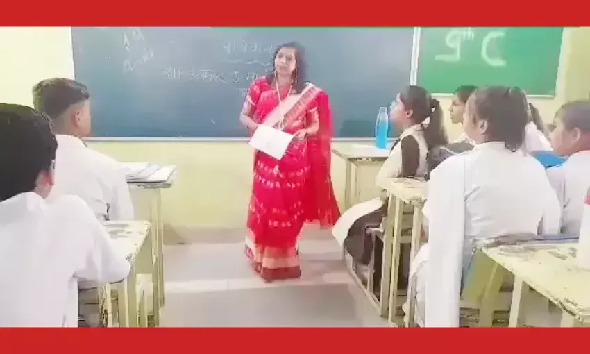 शिक्षिका डॉ. गौड मतदाताओं को गीत के माध्यम से कर रही जागरूक