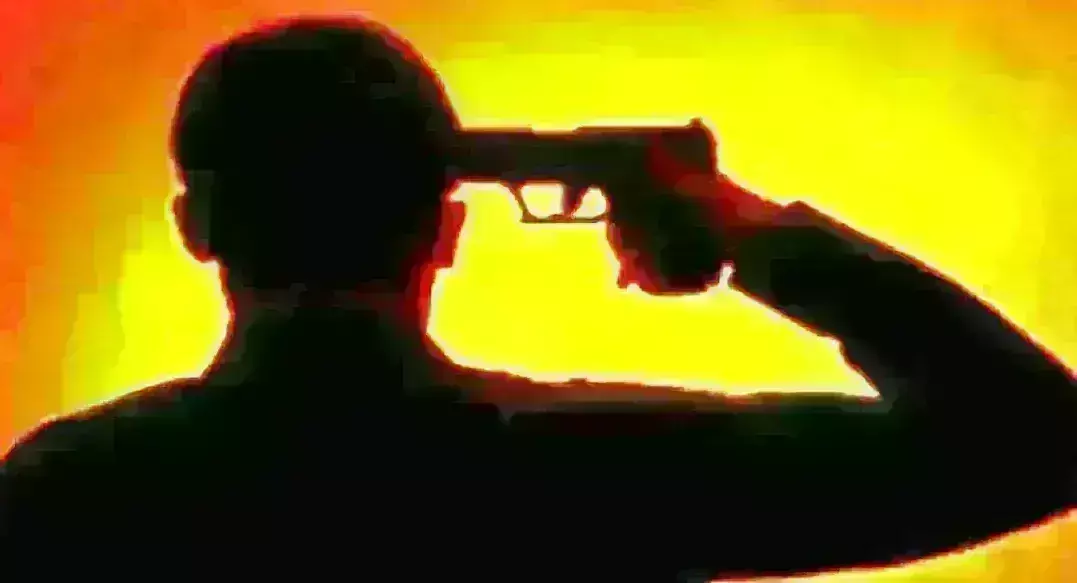 Indore Suicide Case : बुजुर्ग ने लाइसेंसी बंदूक से खुद को मारी गोली, मरने से पहले बेटी को आखिरी मेसेज