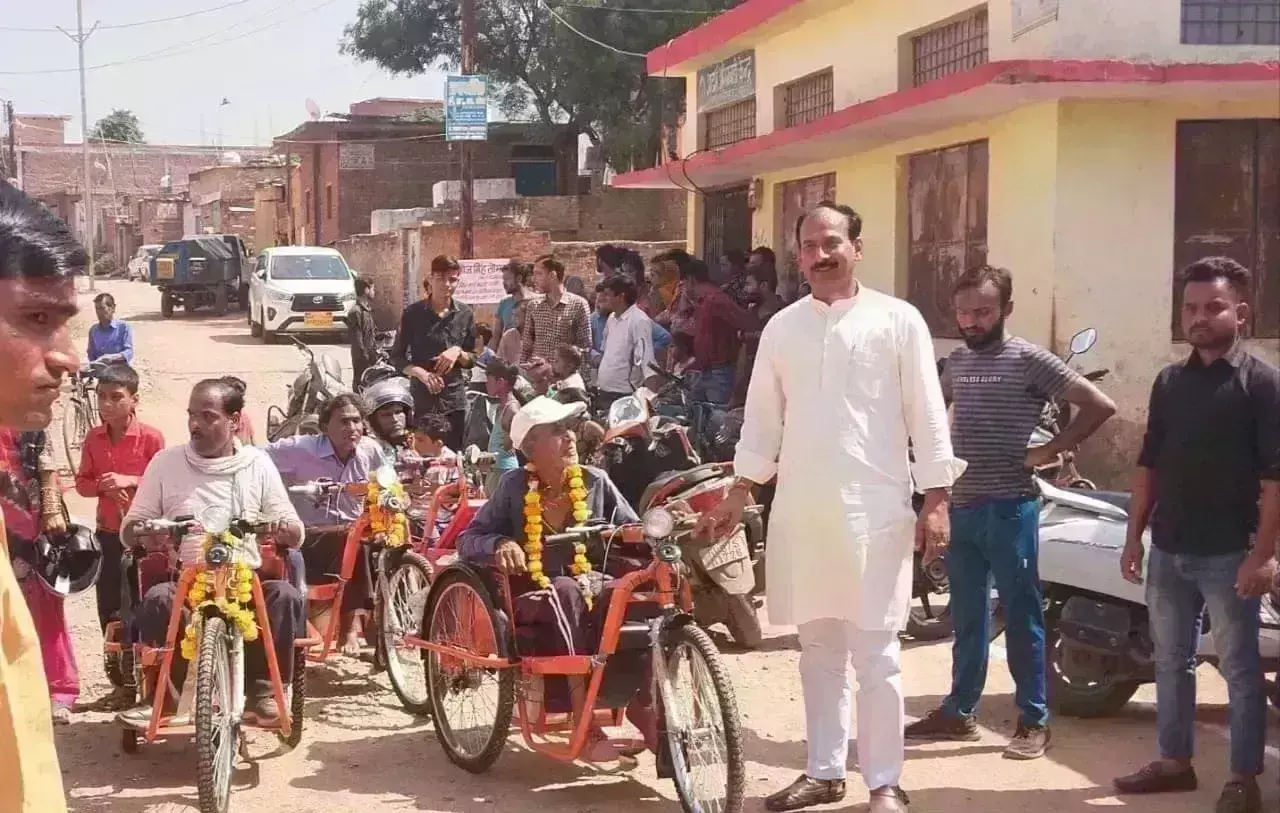 सभापति ने 50 दिव्यांगो को वितरित की ई ट्राइसाइकिल, वापस दिया सरकारी वाहन