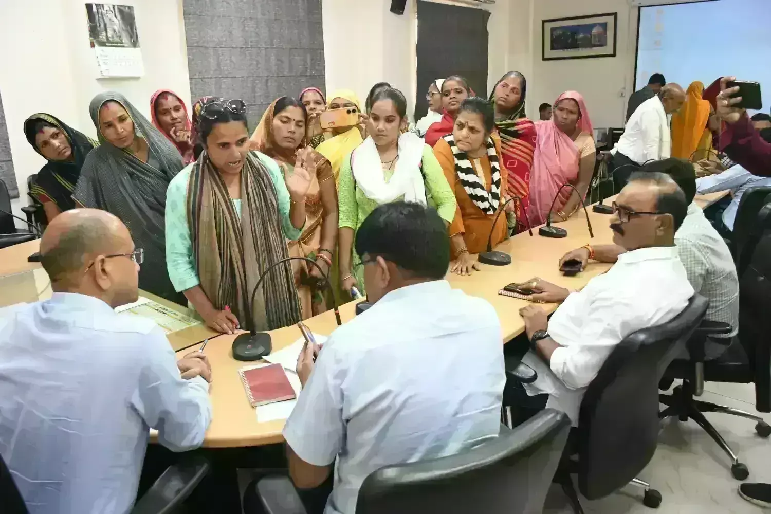 आचार संहिता है चुनाव बाद आना, ठहर गई बुनियादी सुविधाओं की सुनवाई आचार संहिता है चुनाव बाद आना, ठहर गई बुनियादी सुविधाओं की सुनवाई