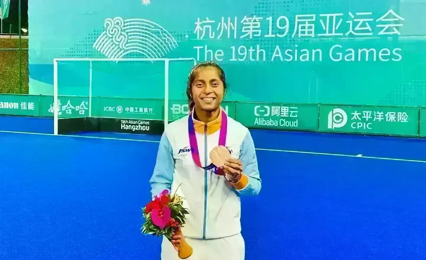 एशिया कप हॉकी में कांस्य पदक जीतकर ग्वालियर आगमन पर इशिका चौधरी का भव्य स्वागत एशिया कप हॉकी में कांस्य पदक जीतकर ग्वालियर आगमन पर इशिका चौधरी का भव्य स्वागत