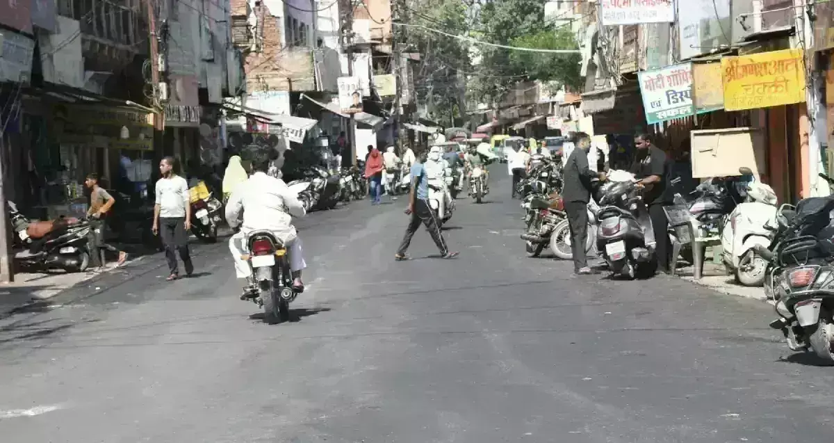 दाल बाजार और शिंदे की छावनी में सडक़ डामरीकरण का कार्य