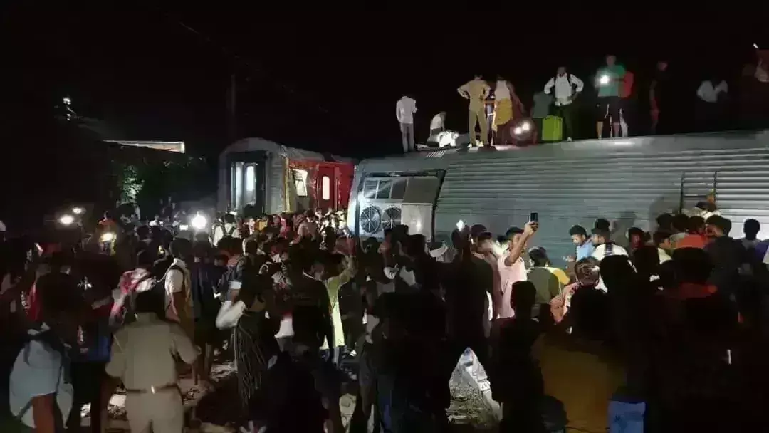 Train Accident : नॉर्थ ईस्ट एक्सप्रेस ट्रेन की 6 बोगियां पटरी से उतरी, दुर्घटना में 5 की मौत, कई घायल