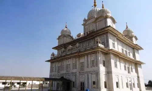 दाताबंदी छोड़ दिवस : निगमायुक्त पहुंचे गुरूद्वारे, सेवादारों से की मुलाकात