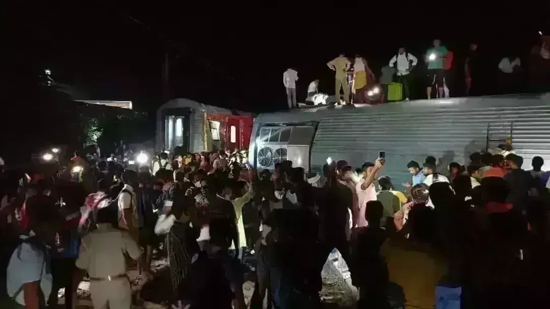 Train Accident : नॉर्थ ईस्ट एक्सप्रेस ट्रेन की 6 बोगियां पटरी से उतरी, दुर्घटना में 5 की मौत, कई घायल