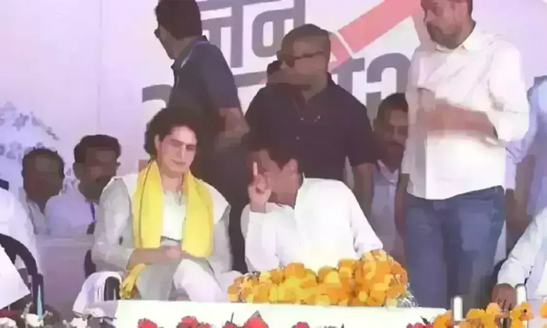 प्रियंका गांधी ने मंच पर कमलनाथ की लगाई डांट, कहा - कागज में कुछ, जबान पर कुछ....