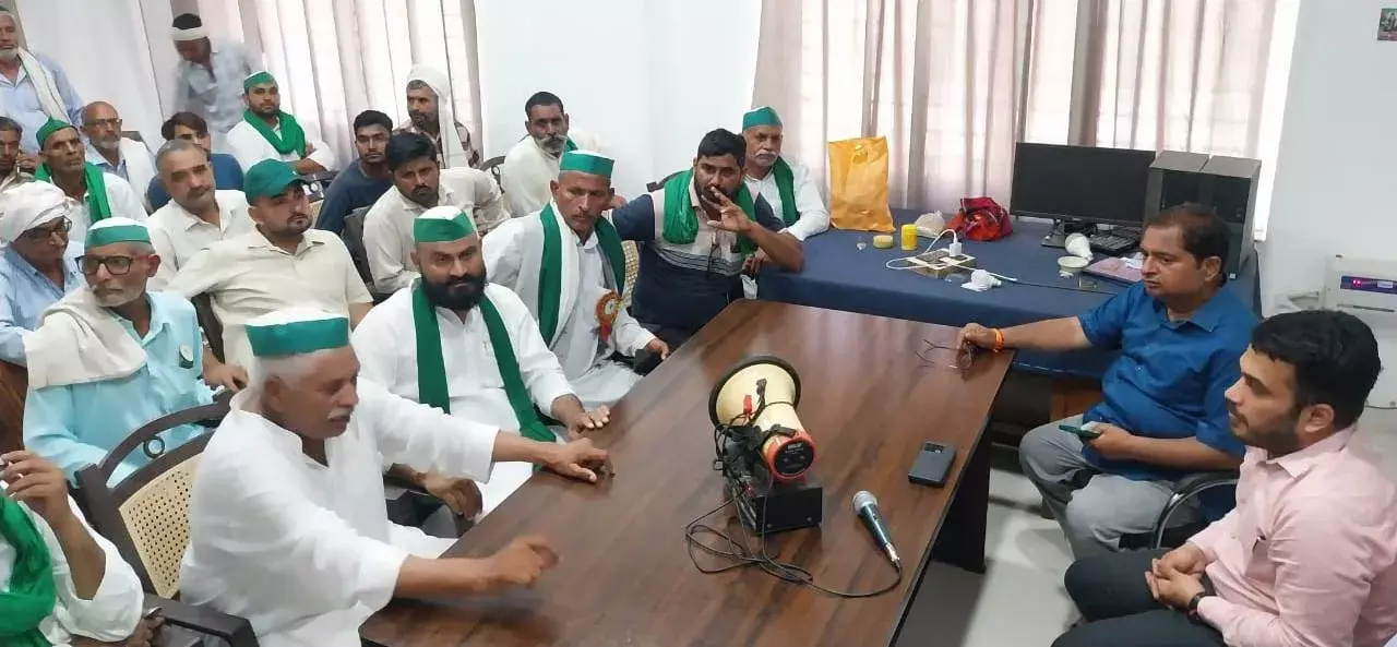 Khair - धान का कम रेट लगाने व अभद्रता पर भड़के किसान, लगाया जाम