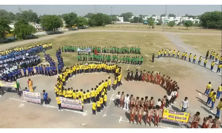 मानव श्रृंखला बनाकर दिया मतदान जागरूकता का संदेश