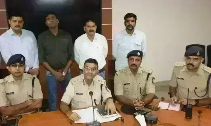 सरपंच के हत्यारों को पुलिस ने किया गिरफ्तार, करौली से पकड़कर ग्वालियर लाए गए