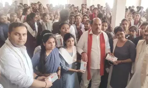 स्मार्ट फोन पाकर खिले 140 छात्राओं के चेहरे