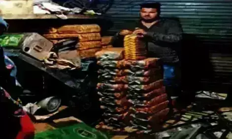 पुलिस की सूचना पर बेकरी पर पहुंचे खाद्य सुरक्षा अधिकारी, लिए नमूने