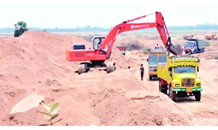 एमपी के बालू सिंडिकेट का यूपी के बांदा पर कब्जा