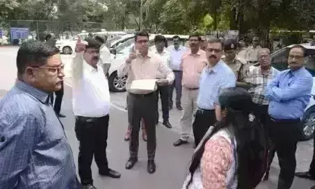 मुख्य निर्वाचन पदाधिकारी राजन ने स्ट्रांग रूम व मतदान केन्द्रों का किया निरीक्षण मुख्य निर्वाचन पदाधिकारी राजन ने स्ट्रांग रूम व मतदान केन्द्रों का किया निरीक्षण