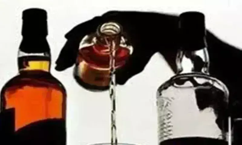 विदिशा में स्कूटर से 335 क्वार्टर अवैध शराब पकड़ी, पुलिस ने की जब्त