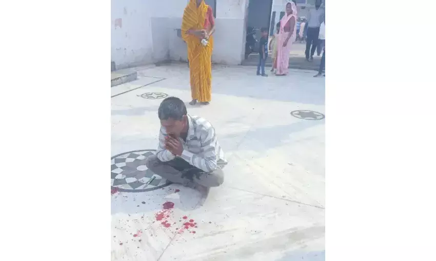 युवक ने जीभ काटकर माता बसैया के चरणों में अर्पित की युवक ने जीभ काटकर माता बसैया के चरणों में अर्पित की