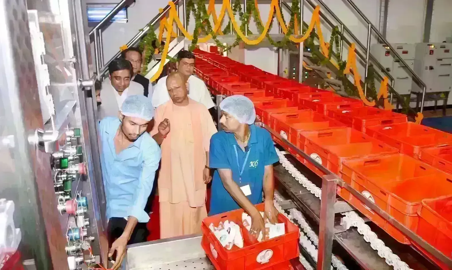 मुख्यमंत्री योगी ने डेयरी प्लांट का किया उद्घाटन, कहा - किसी भी उद्यमी को नहीं होगी कोई समस्या