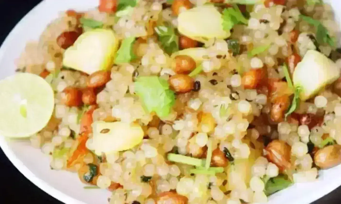 ट्रेनों में व्रत धारण करने वाले यात्रियों को मिल रहा है साबूदाना बड़ा