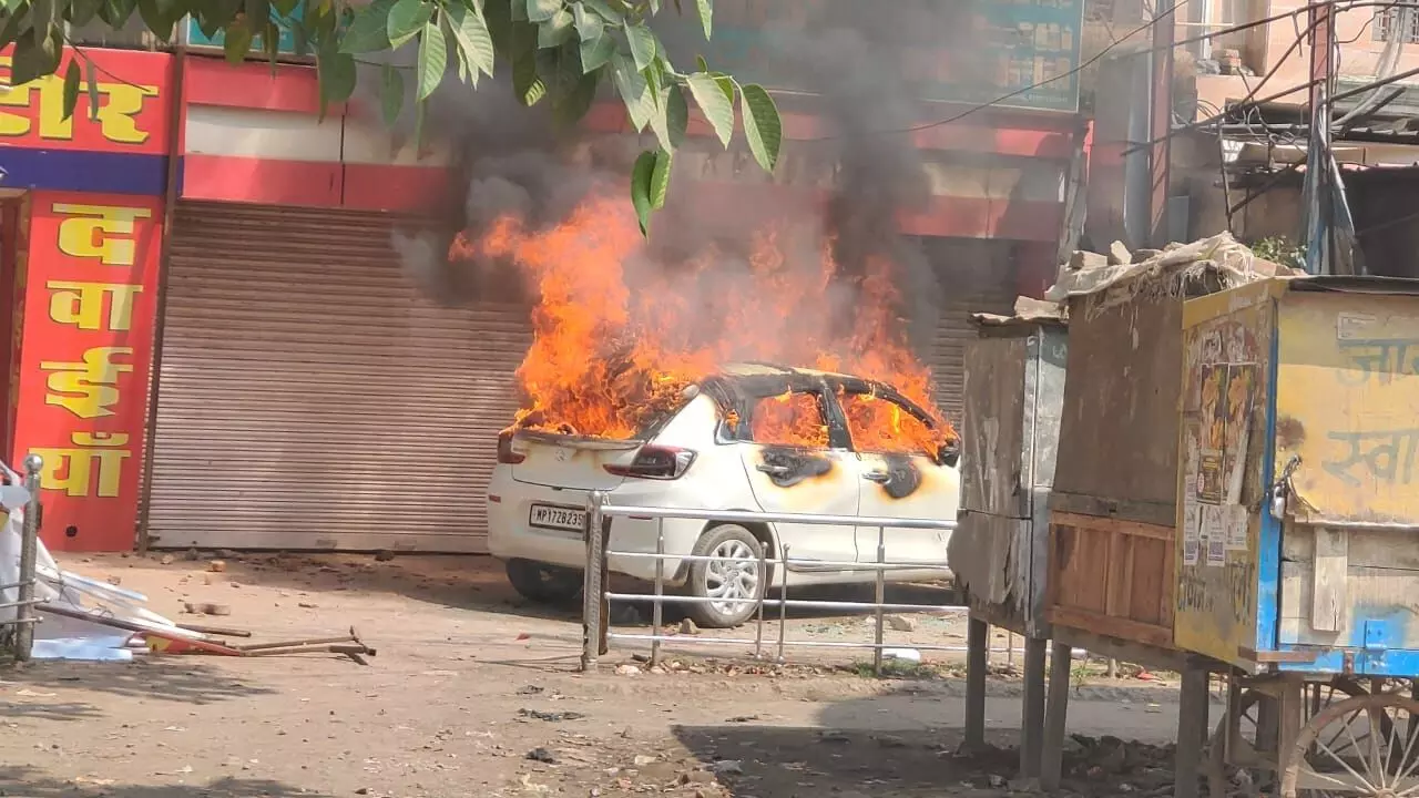 रीवा में पुलिस और मजदूरों में झड़प, दर्जन भर घायल, गुस्साई भीड़ ने कार में लगाई आग