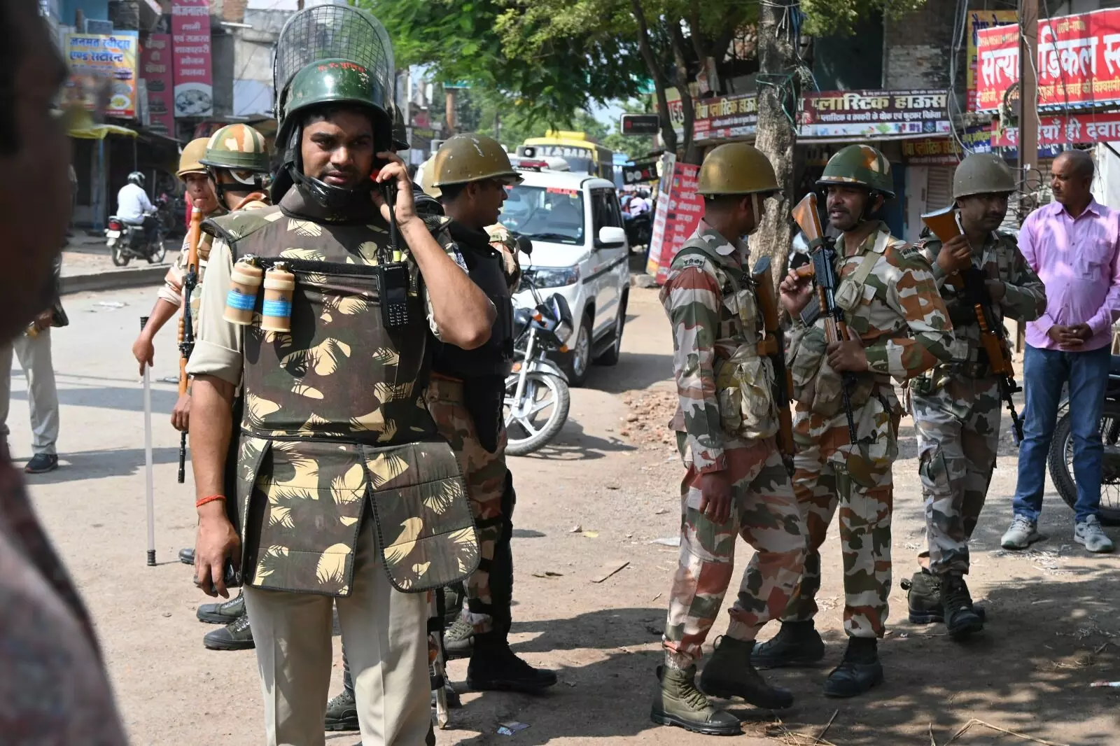 रीवा में पुलिस और मजदूरों में झड़प, दर्जन भर घायल, गुस्साई भीड़ ने कार में लगाई आग