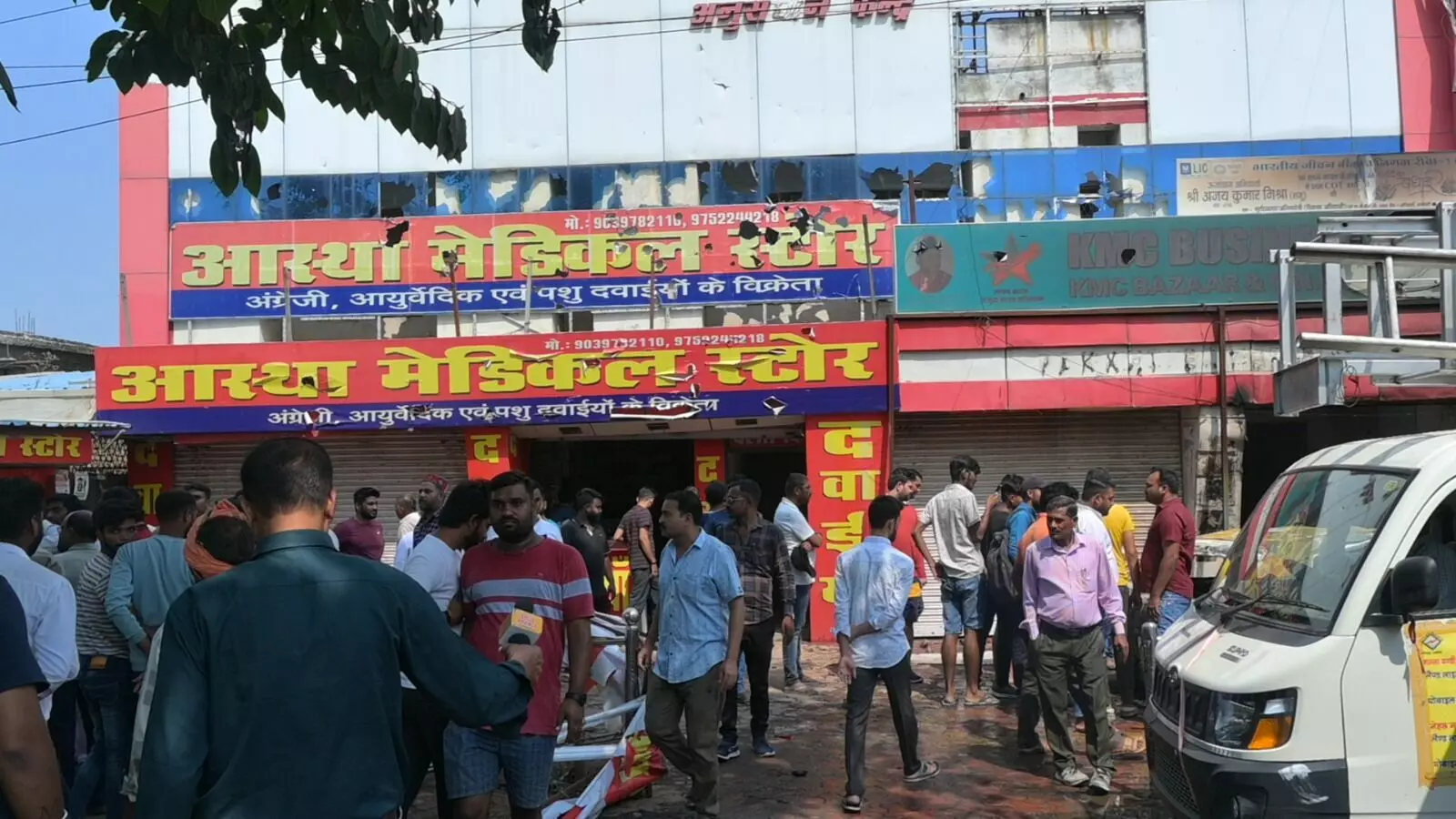 रीवा में पुलिस और मजदूरों में झड़प, दर्जन भर घायल, गुस्साई भीड़ ने कार में लगाई आग