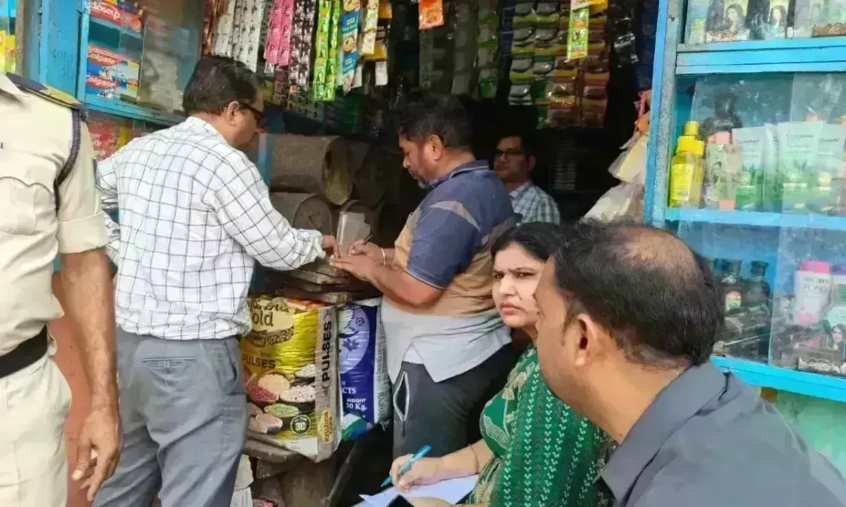 दुकान का सामान बेचकर लगाई छह लाख की चपत