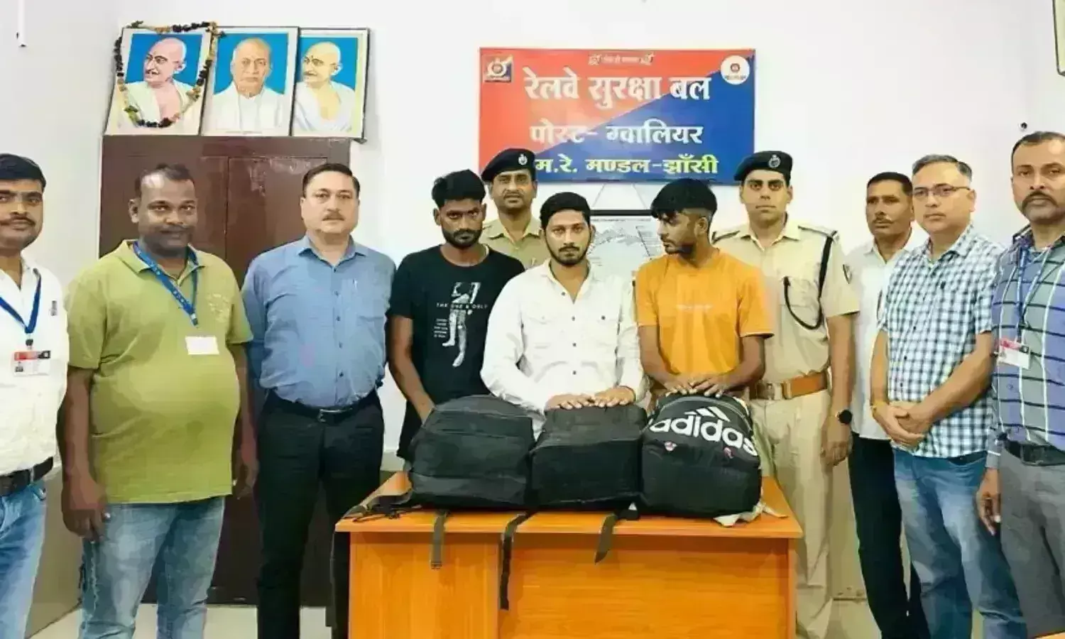 तीन युवकों को 20 किलो गांजे के साथ पकड़ा