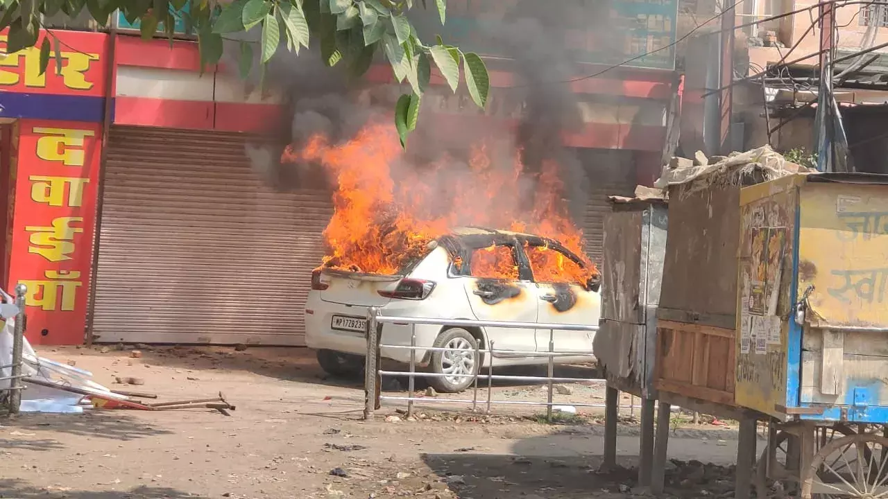 रीवा में पुलिस और मजदूरों में झड़प, दर्जन भर घायल, गुस्साई भीड़ ने कार में लगाई आग