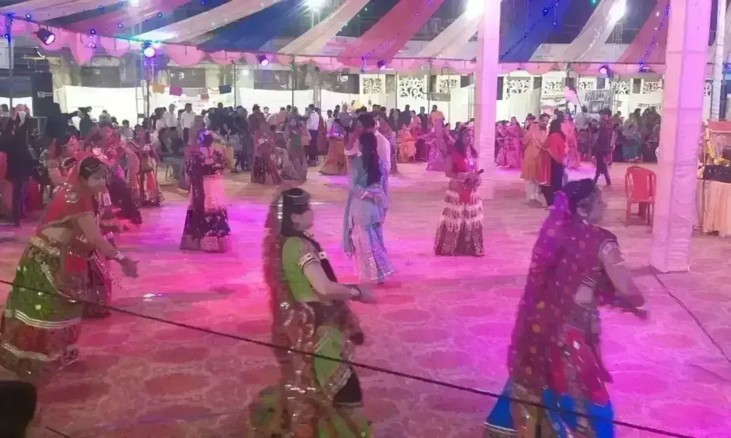 गरबा-डांडिया में किया मनोहारी नृत्य