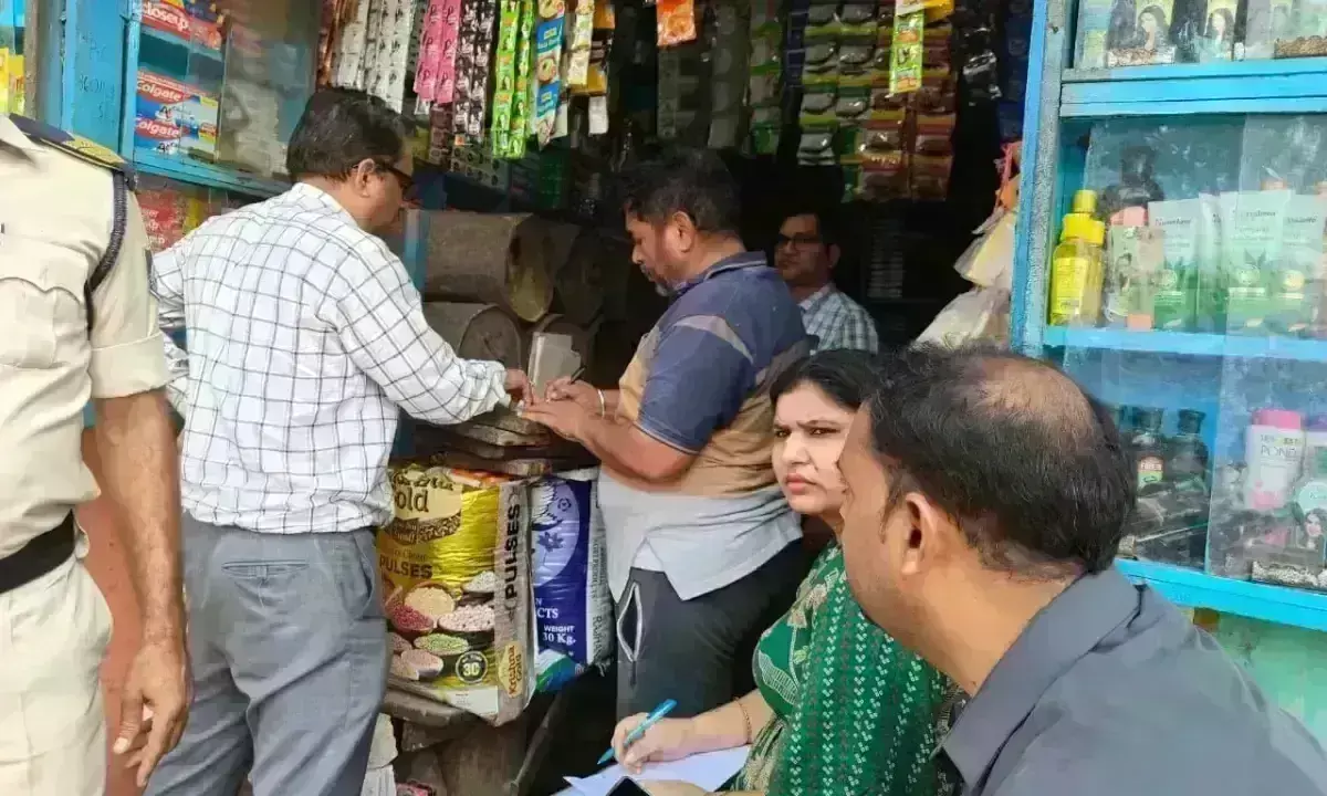 दुकान का सामान बेचकर लगाई छह लाख की चपत