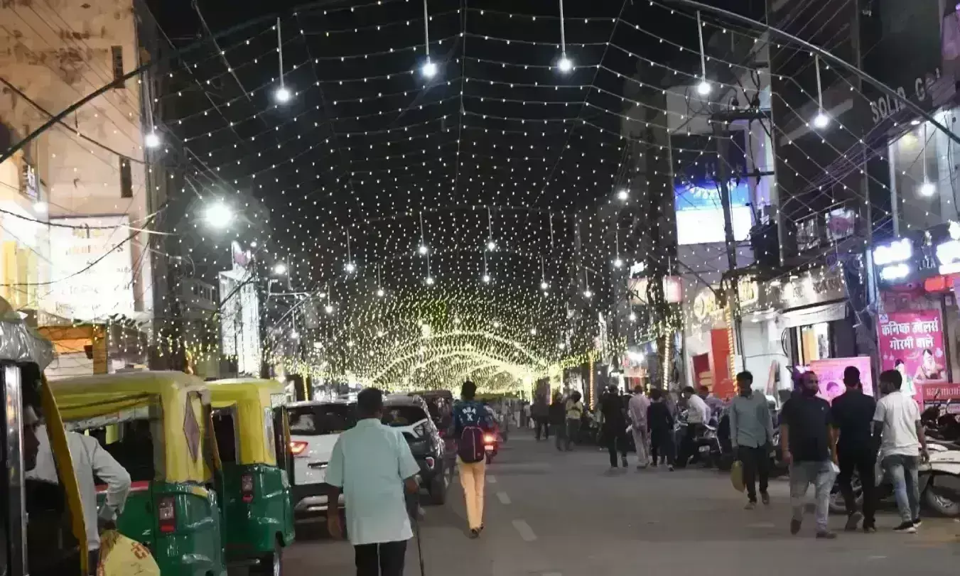 एक लाख दस हजार बल्बों की झालर से जगमगाया सराफा बाजार