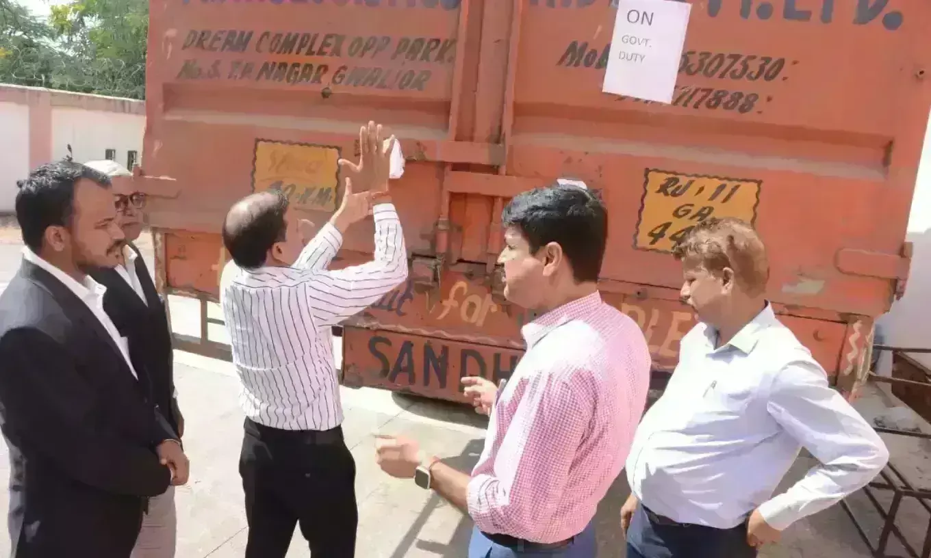 राजनैतिक दलों के प्रतिनिधियों की मौजूदगी में स्ट्रांग रूम पहुंची ईवीएम राजनैतिक दलों के प्रतिनिधियों की मौजूदगी में स्ट्रांग रूम पहुंची ईवीएम