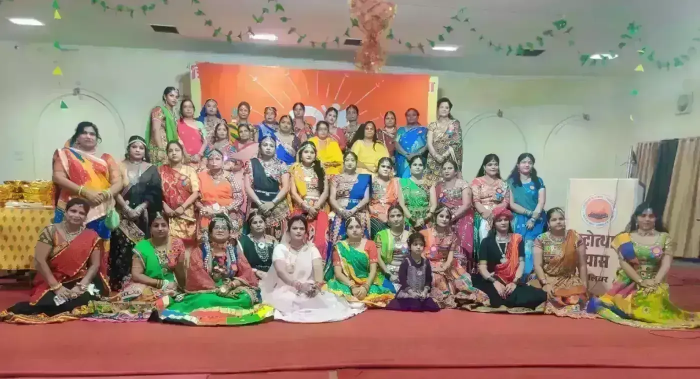 गरबा-डांडिया की लय-ताल ने मोहा मन