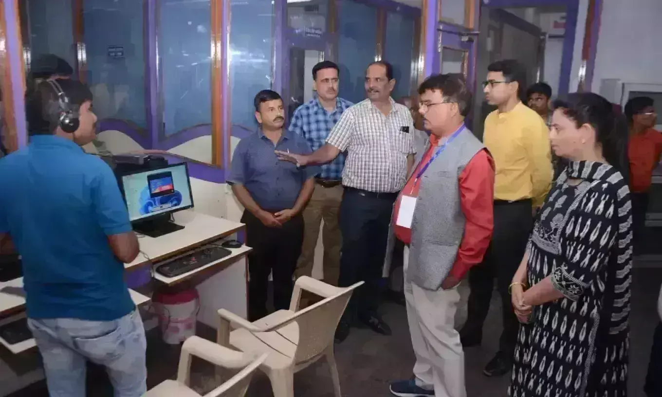 मीडिया अनुवीक्षण प्रकोष्ठ का जिलाधीश ने लिया जायजा, 24 घंटे रखी जा रही निगरानी