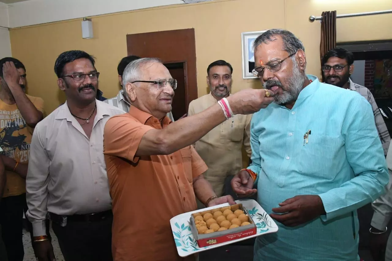 ग्वालियर सांसद विवेक शेजवलकर ने नारायण सिंह कुशवाह को विधानसभा टिकट मिलने पर दी बधाई ग्वालियर सांसद विवेक शेजवलकर ने नारायण सिंह कुशवाह को विधानसभा टिकट मिलने पर दी बधाई