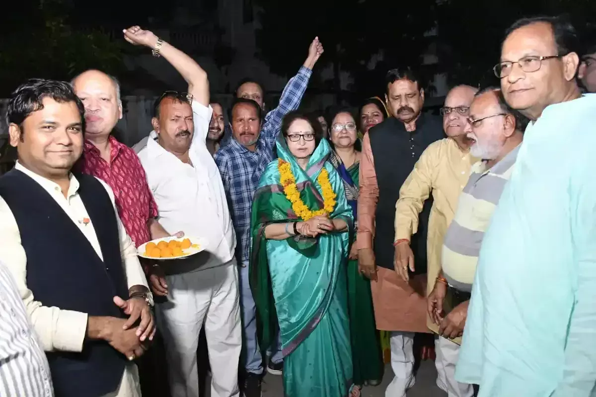 माया सिंह को समर्थकों ने बधाई दी माया सिंह को समर्थकों ने बधाई दी