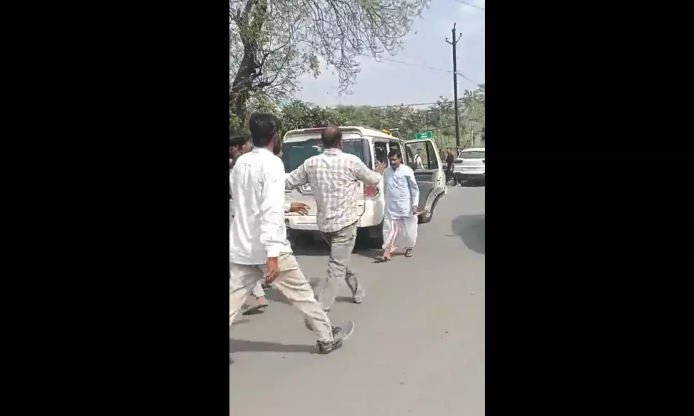 खातेगांव में कांग्रेस उम्मीदवार दीपक जोशी का विरोध, कार्यकार्ताओं ने कार के शीशे तोड़े खातेगांव में कांग्रेस उम्मीदवार दीपक जोशी का विरोध, कार्यकार्ताओं ने कार के शीशे तोड़े