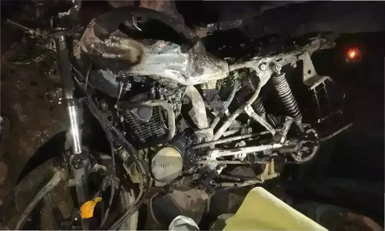 ट्रेक्टर-टेंकर में घुसी मोटरसाइकिल युवक की झुलसकर मौत