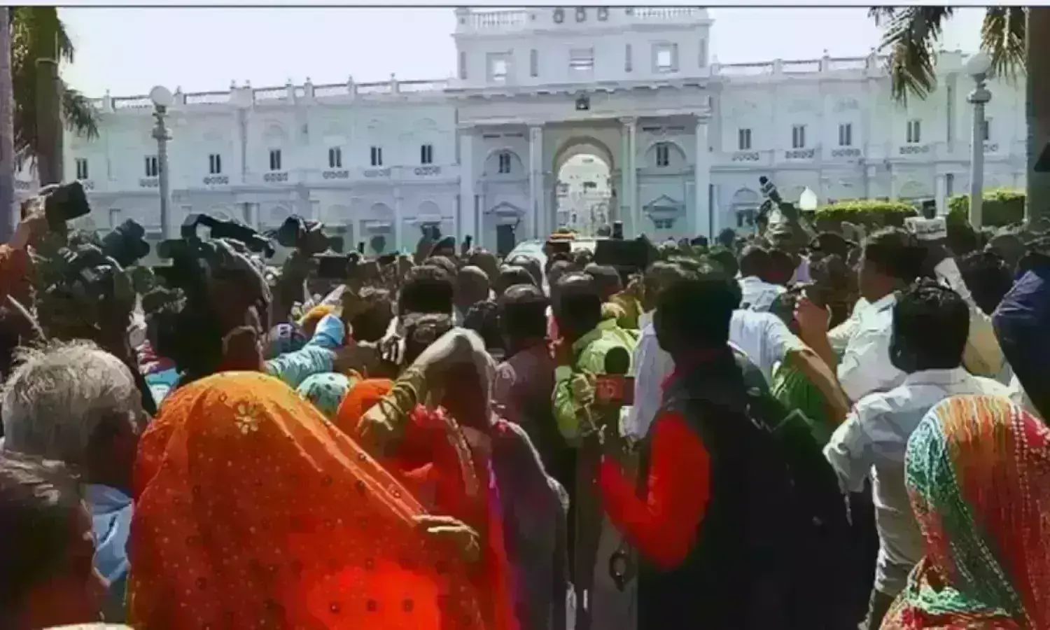 ग्वालियर में टिकट न मिलने से मुन्ना लाल गोयल के समर्थक नाराज, ज्योतिरादित्य सिंधिया के पैरों में लेटे कार्यकर्ता