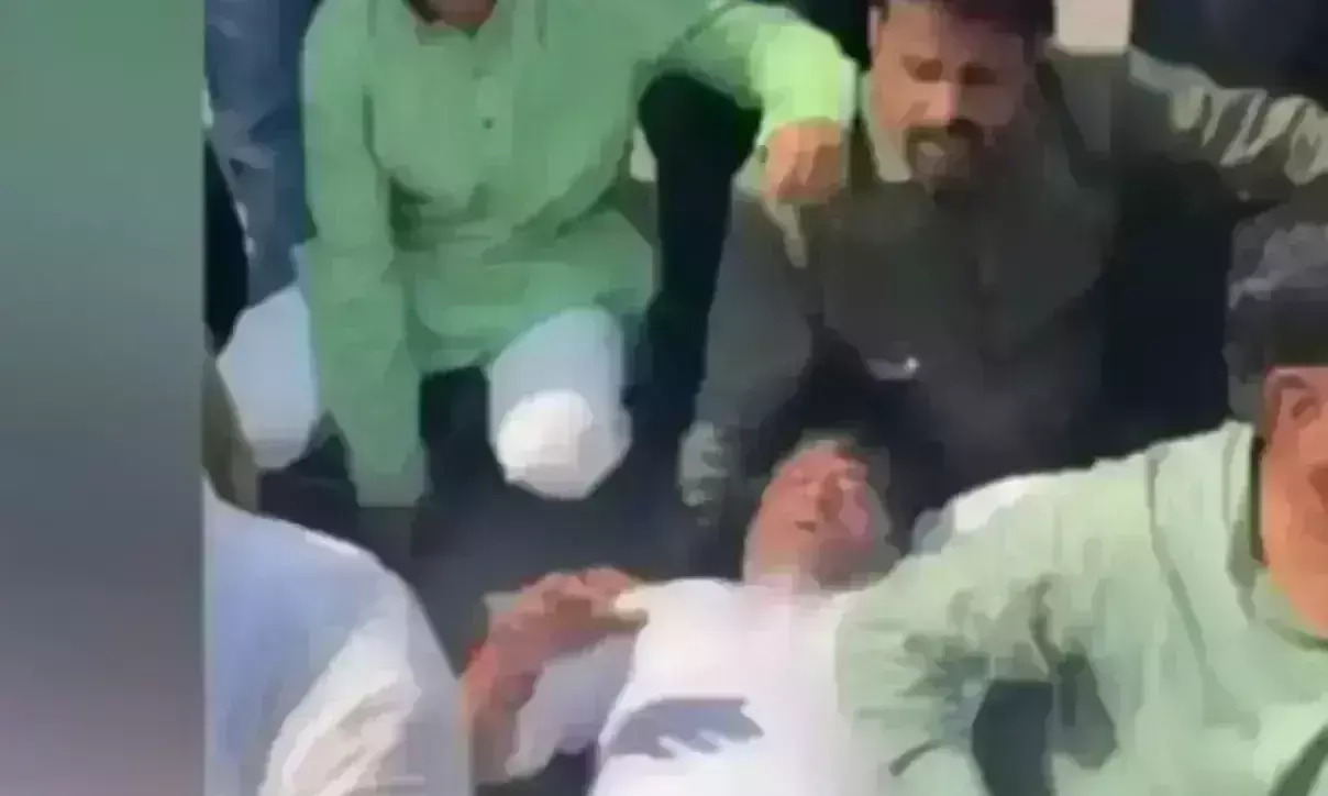 मुन्ना समर्थकों का महल में हल्ला बोल, सिंधिया की गाड़ी के आगे लेटे