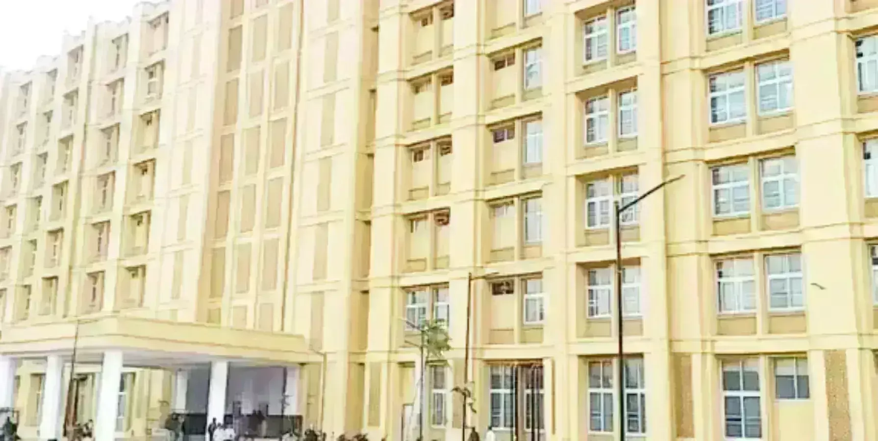 एजीआईएलई कम्पनी की मनमानी से परेशान सफाई कर्मचारी हड़ताल पर