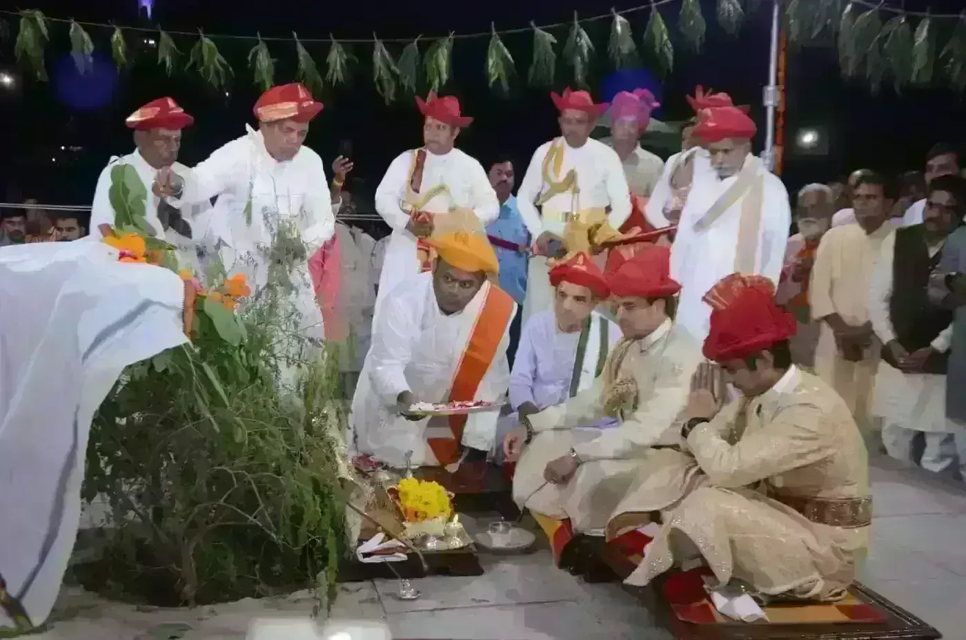 राजसी पोशाक पहनकर देवघर पहुंचे सिंधिया, शाम को किया शमी पूजन