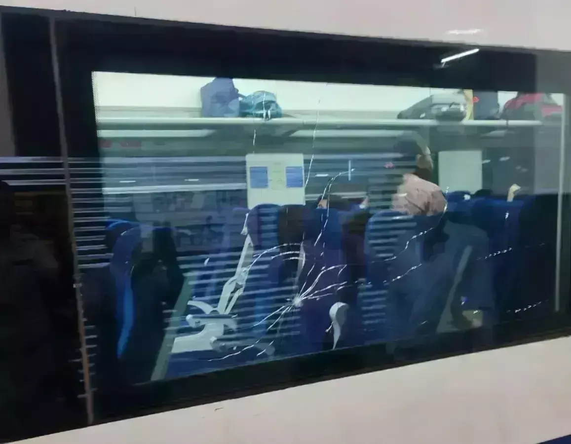 छह महीने में 38 बार हो चुका पथराव, 30 से ज्यादा कांच को पहुंचा नुकसान