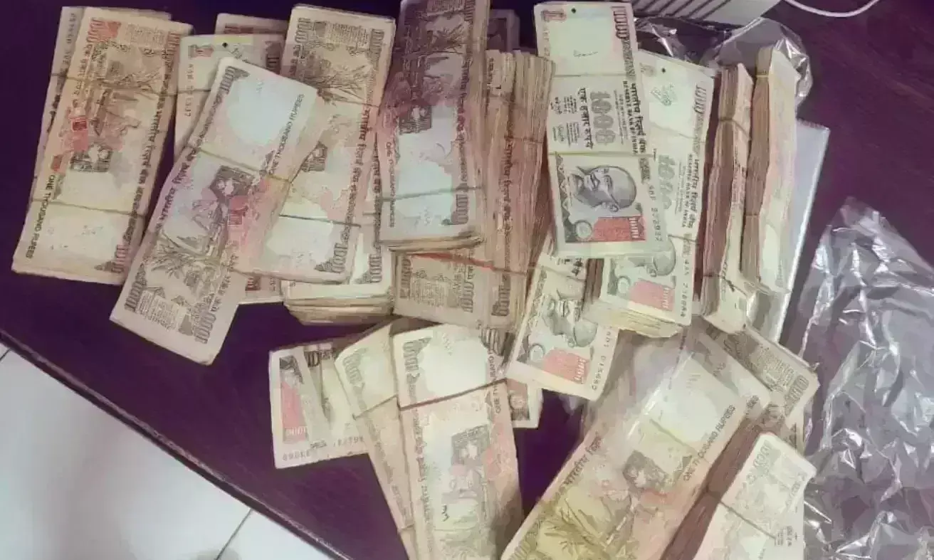 नोटबंदी में बंद 47 लाख रुपयों के साथ युवक दबोचा