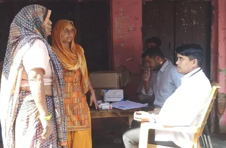 पटपर नगला में लगे स्वास्थ्य शिविर में हुई मरीजों की जांच