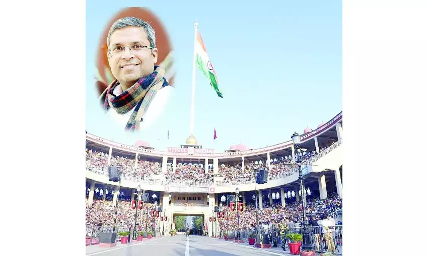 अटारी बॉर्डर पर फहरा रहा है देश का सबसे ऊंचा तिरंगा अटारी बॉर्डर पर फहरा रहा है देश का सबसे ऊंचा तिरंगा