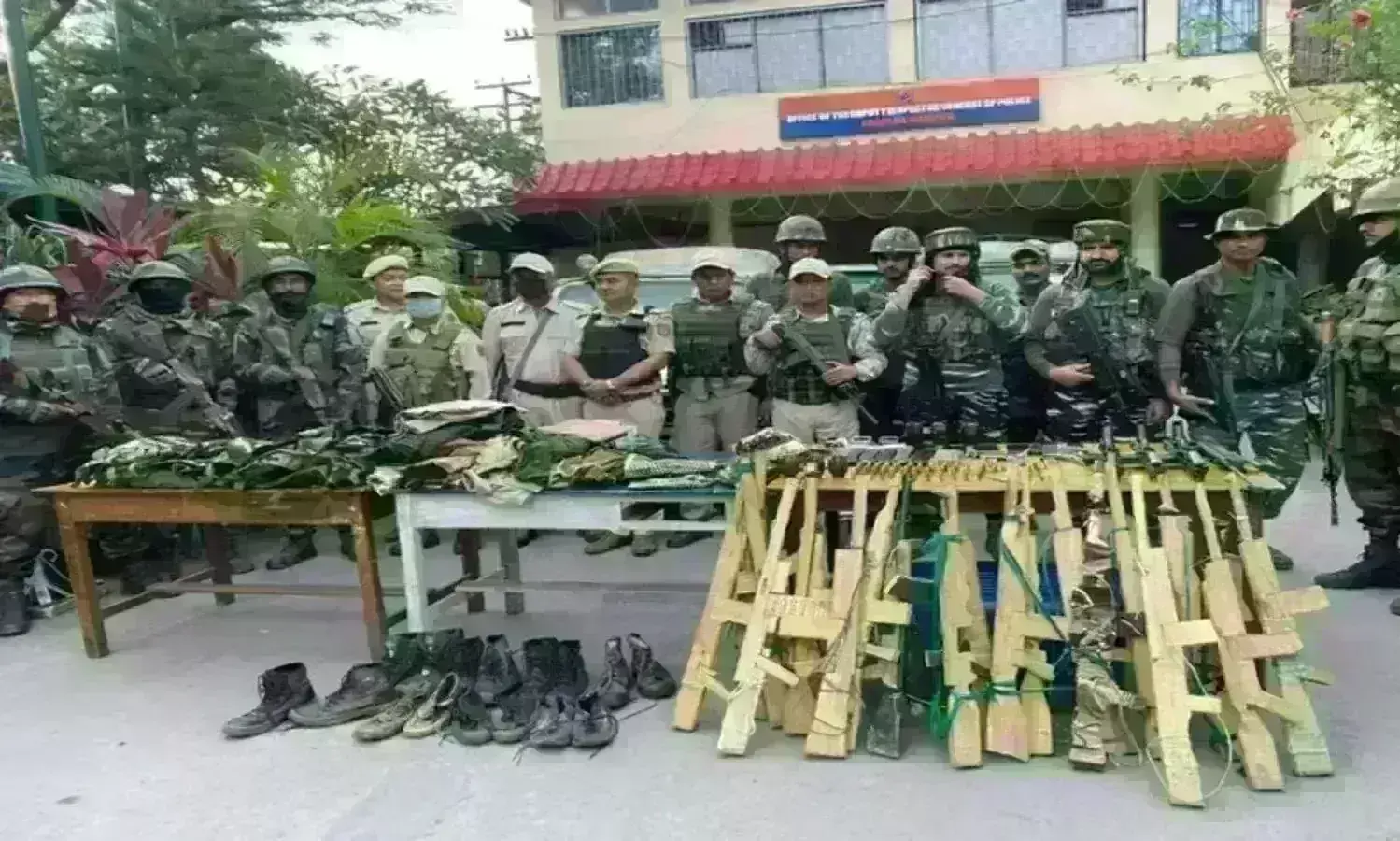मणिपुर में भारी मात्रा में हथियार और गोला बारूद बरामद, तलाशी अभियान जारी