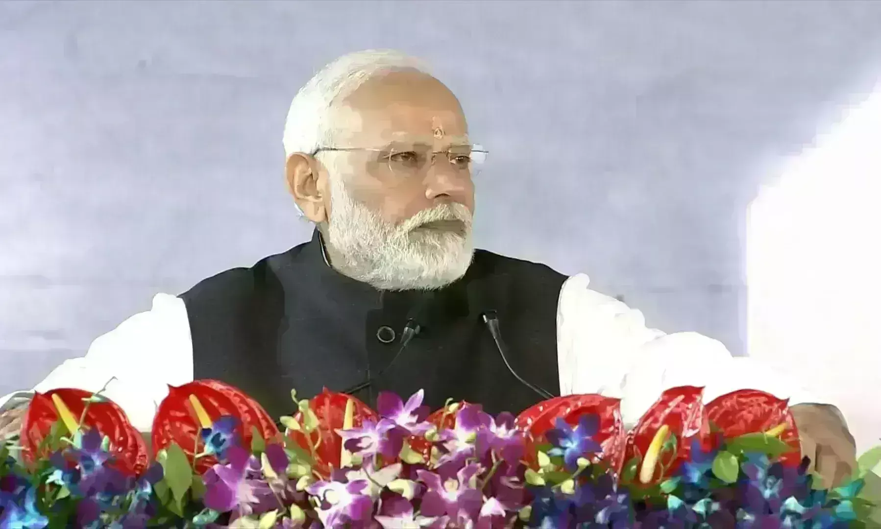 प्रधानमंत्री मोदी पहुंचे चित्रकूट, रघुवर मंदिर में पूजा-अर्चना की