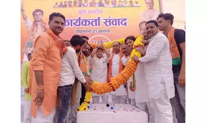 तुष्टिकरण की राजनीति करती है कांग्रेस: सिंधिया