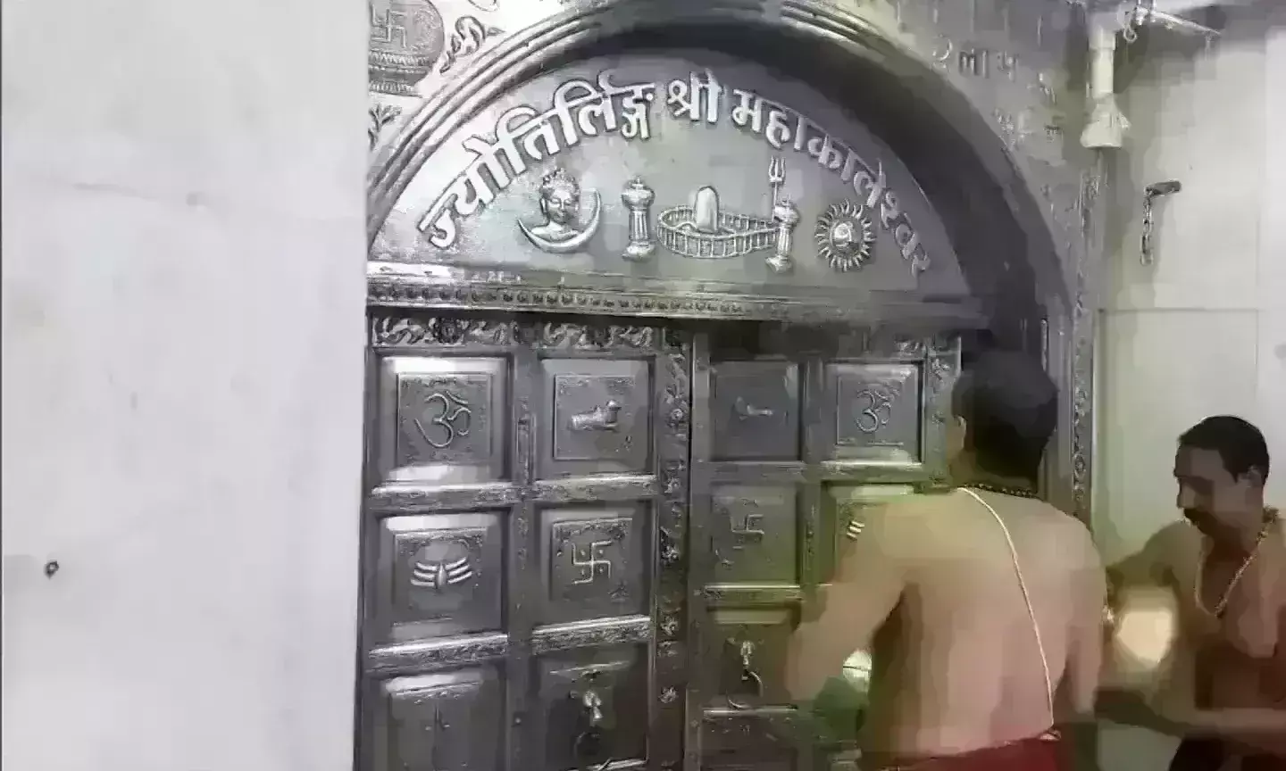 चंद्रग्रहण के बाद भगवान महाकाल मंदिर परिसर का जल से हुआ शुद्धिकरण, फायर फाइटर की मदद